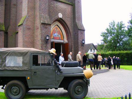 Processie naar het kerkhof.